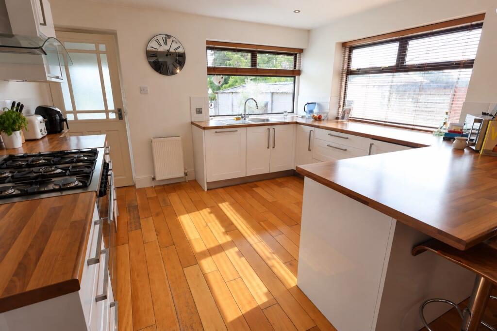 House in Orpington, Poverest, St Mary Cray - More