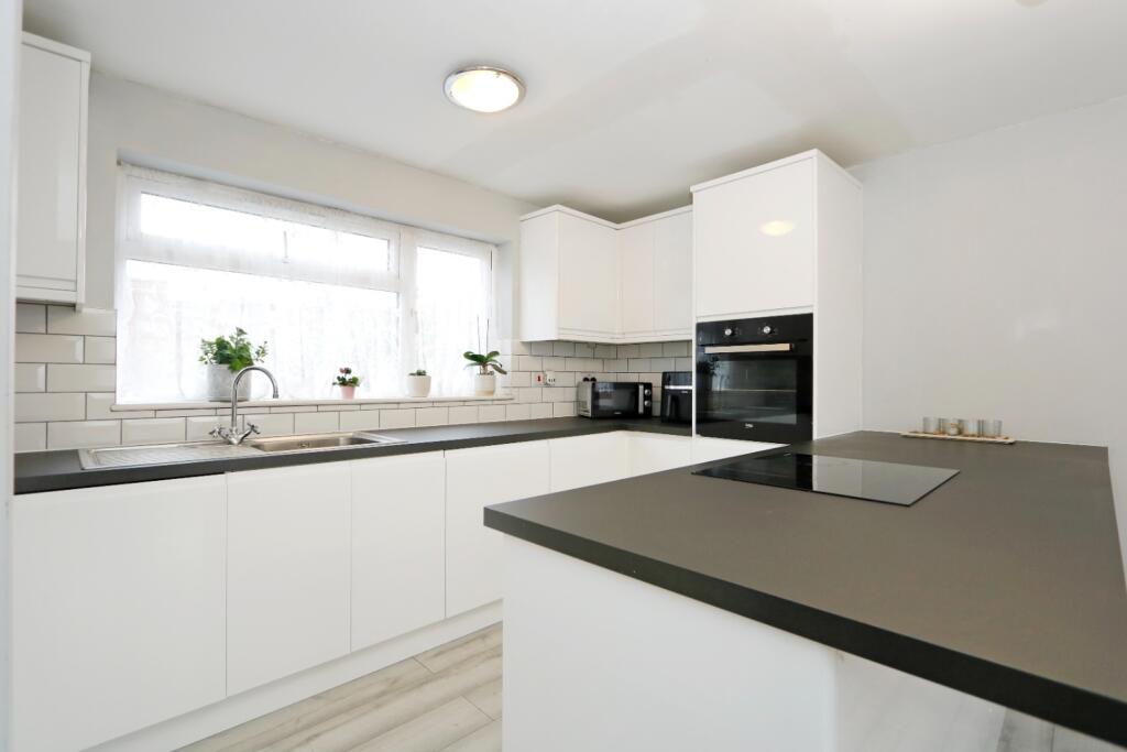 1-bed flat on Holbrook Houses, Church Road, Hadleigh, Essex, £170,000