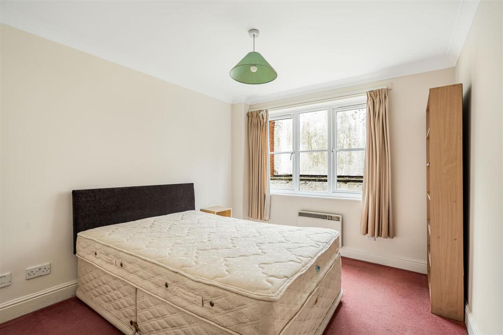 Apartment in Slough, Windsor and Maidenhead - View 5