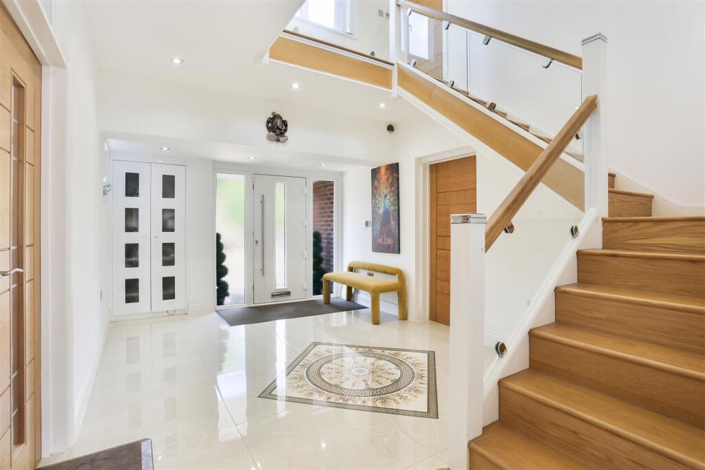 House in Sutton - View 5