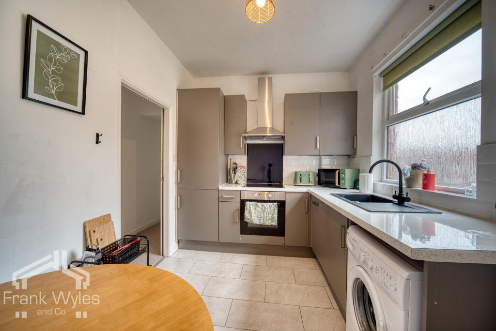 Flat 2, 25 Glen Eldon Road, Lytham St. Annes, Lancashire photo 2