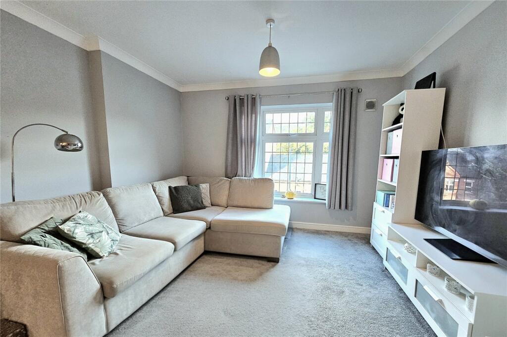Apartment in Surrey Heath, Surrey - View 2