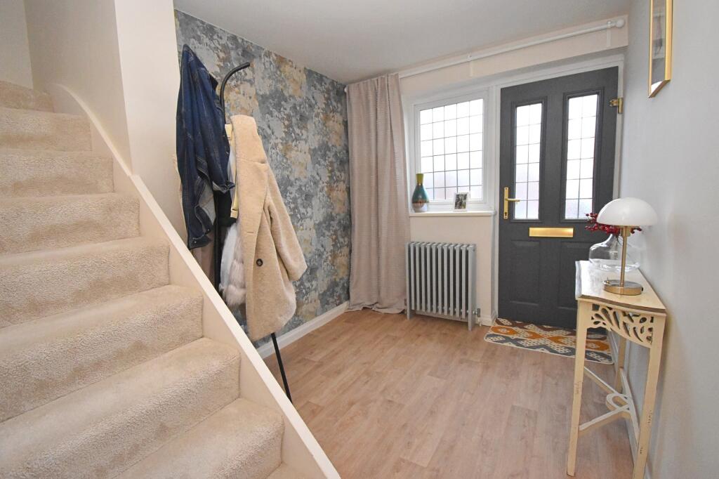 House in Woodford Green, Hale End - View 4