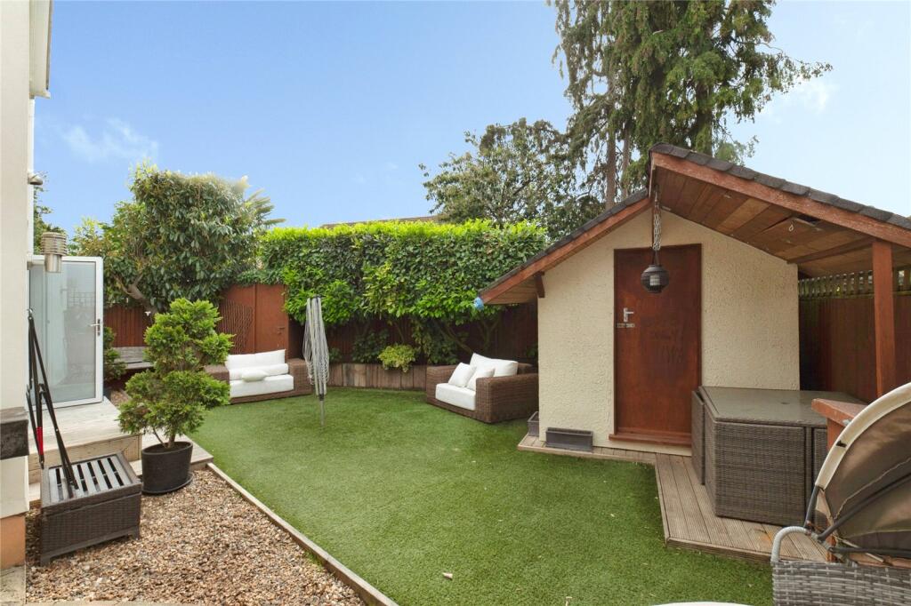 House in Kingston upon Thames - More