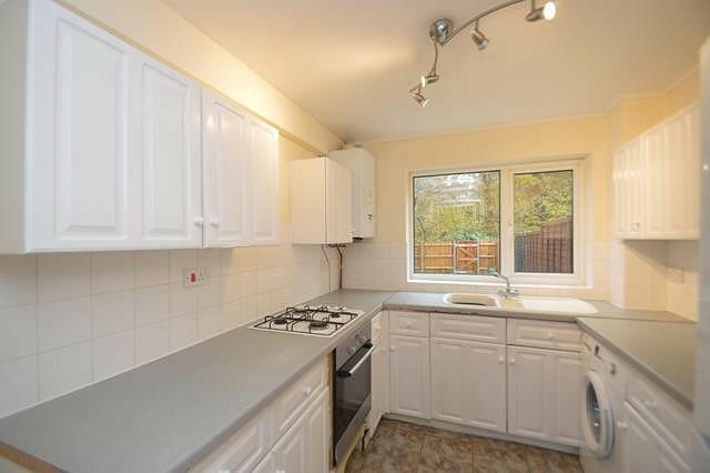 3 bedroom Terraced House in Milford photo 2