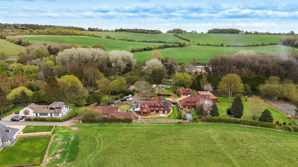 Potten End Hill, Water End photo 2