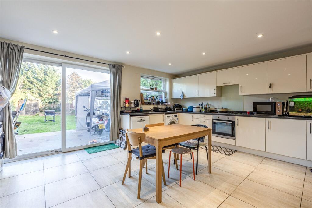 New Haw Road, Addlestone, Surrey, KT15 photo 3