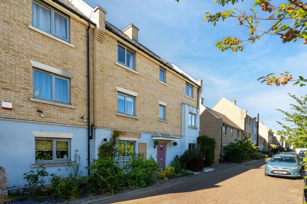 4-bed house on Sweetpea Way, Cambridge, CB4, £475,000