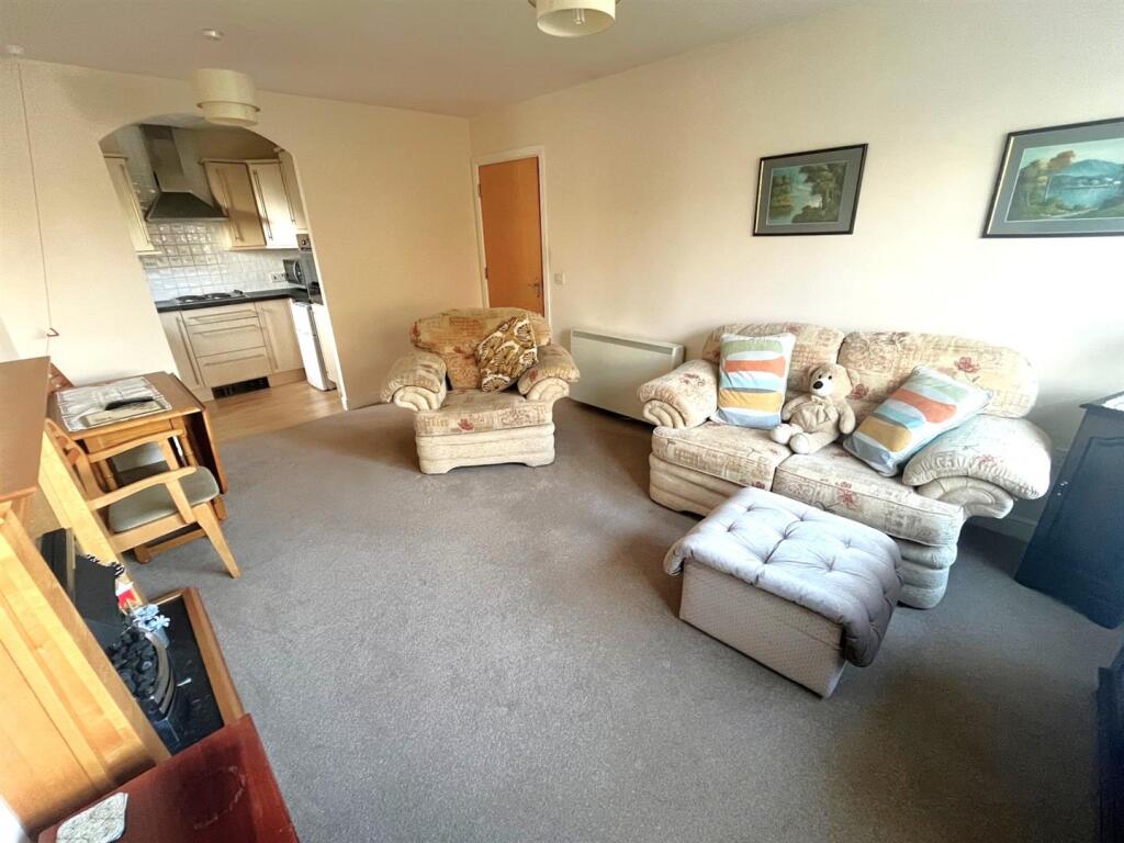 Retirement Apartment in a Popular Block on Henleaze Road, Henleaze. photo 2