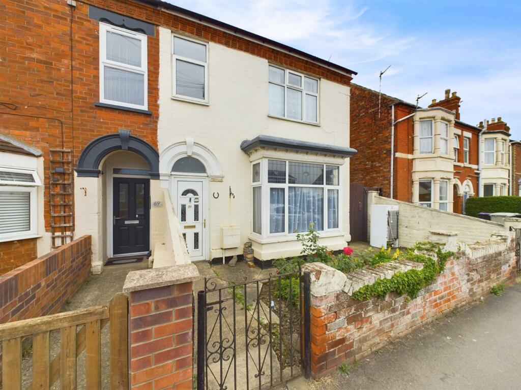 6-bed semi-detached on Victoria Road, Mablethorpe, £159,950