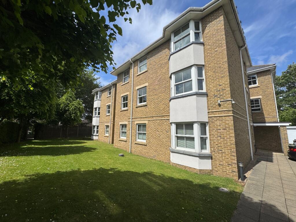 1-bed flat on Coopers Court, Coopers Road, Northfleet, Gravesend, Kent, DA11 7DD, £190,000