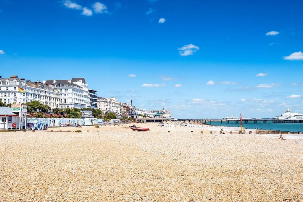 Apartment in Eastbourne, East Sussex - More