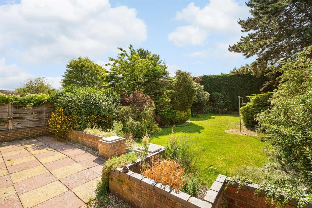 House in Rushden, North Northamptonshire - More