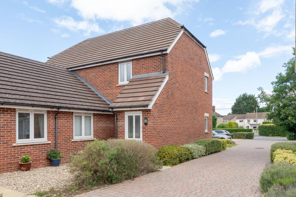 Main image of property: Eaton Gate Bicester Road, Kidlington, Oxfordshire, OX5