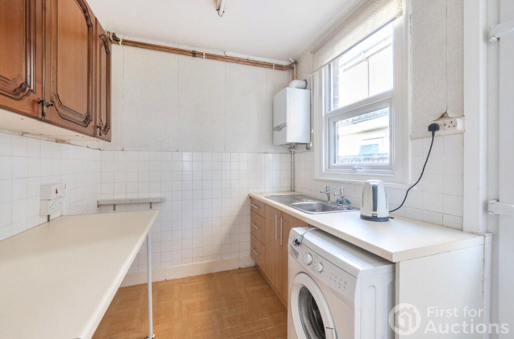 House in Houghton Regis, Central Bedfordshire - View 4
