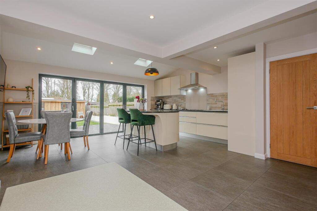 3-bed semi-detached on Farm Close, Chalgrove, £450,000