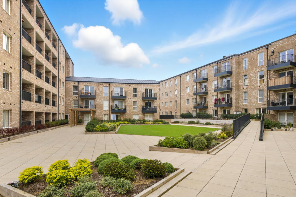 1-bed apartment on Brunel Drive, Bishop's Stortford, Hertfordshire, CM23, £250,000