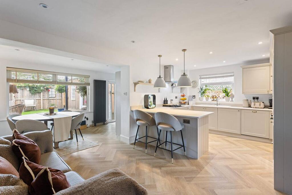 Main image of property: 3 Gardener's Walk, Penicuik, EH26 9JW