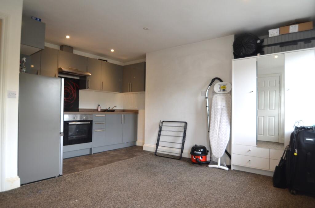 Apartment in Cheltenham, Gloucestershire - View 4
