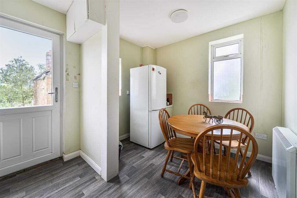 Showsley Road, Shutlanger, NN12 - More