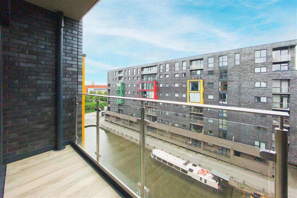 Apartment in Manchester, Castlefield, City Centre - View 5