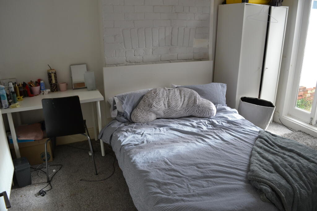 4 bedroom end of terrace house for rent