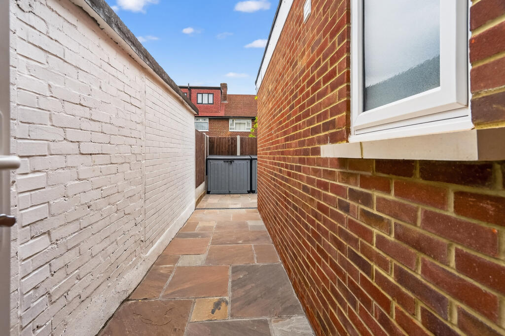 Monk Drive, London, E16 photo 4