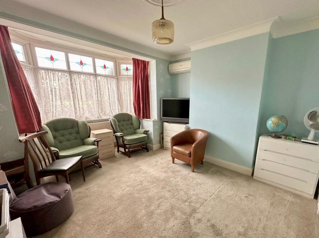 Thurloe Gardens, Romford photo 2