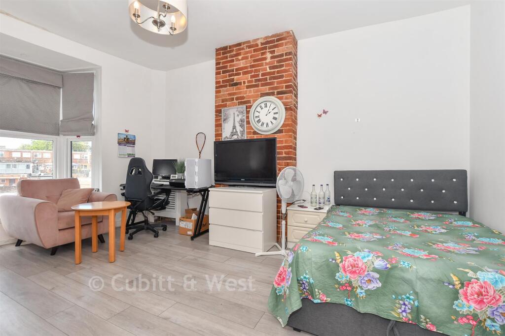 Apartment in Havant, West Leigh - View 4