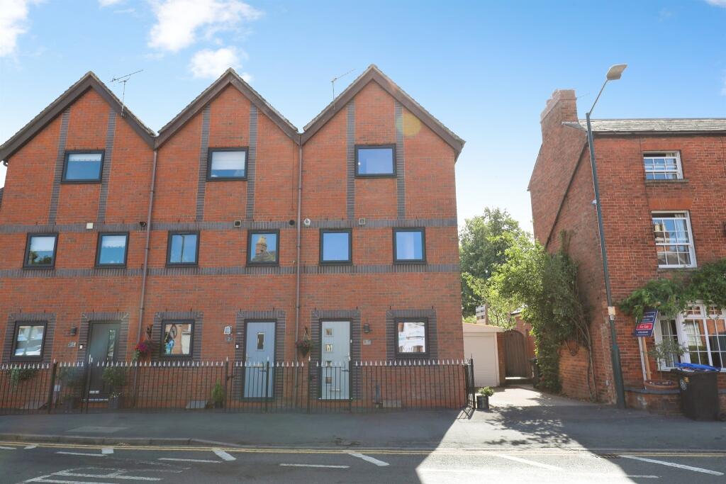 Main image of property: Thorpe Mews, Wellesbourne, Warwick
