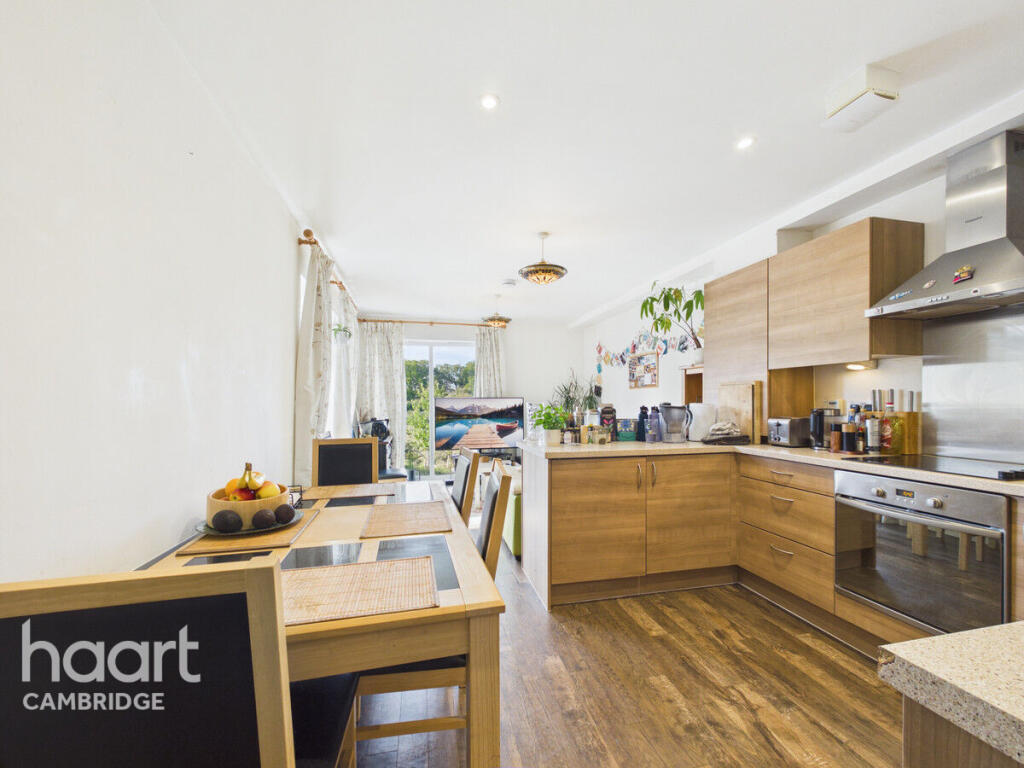 2-bed flat on Maltings Close, Cambridge, £290,000