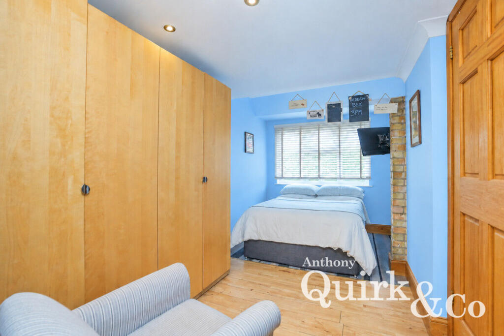 House in Southend-on-Sea - More