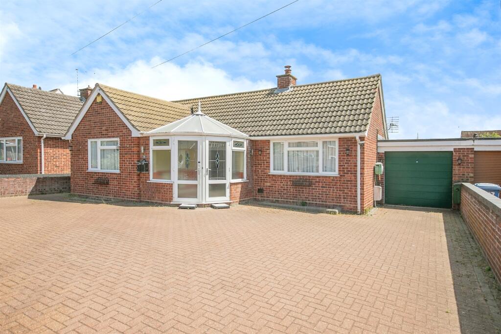 2-bed detached on The Drift, Great Cornard, Sudbury, £285,000