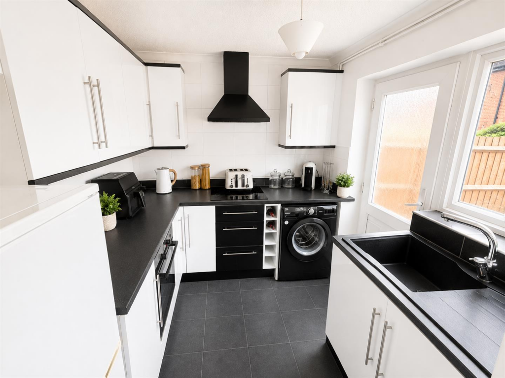 House in Northampton, North Northamptonshire - More
