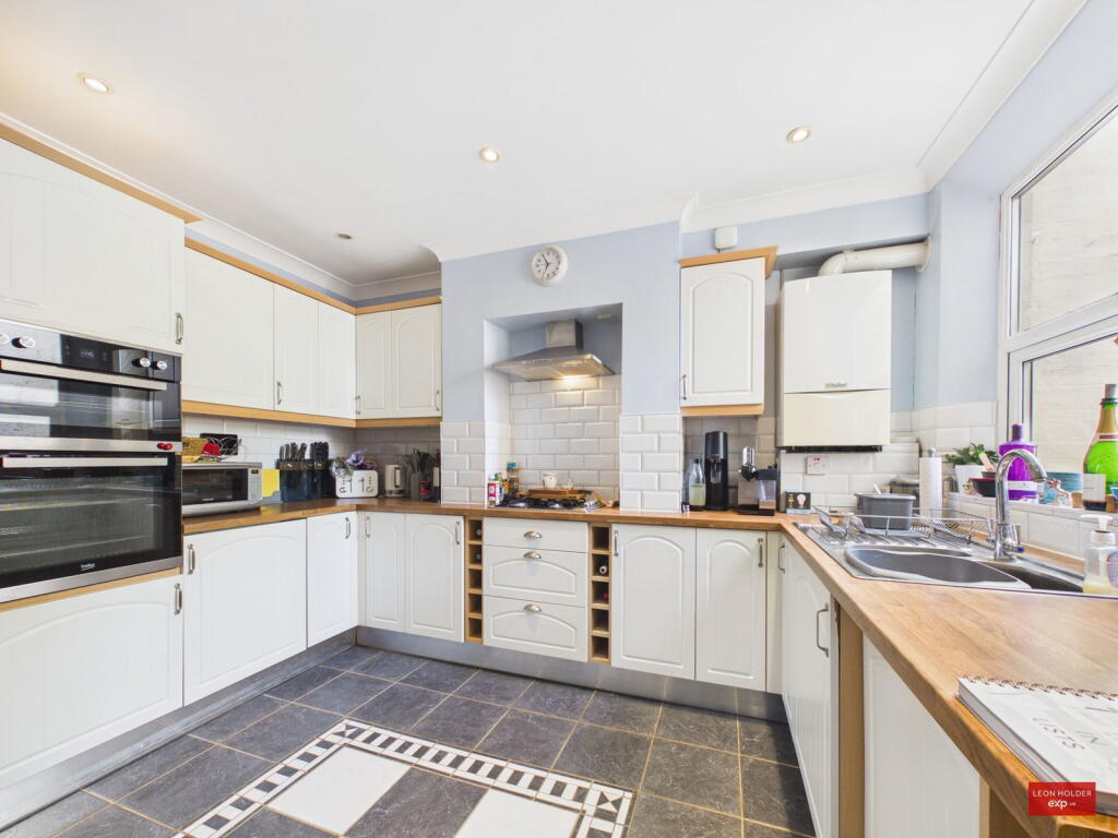 House in Gloucester - View 4