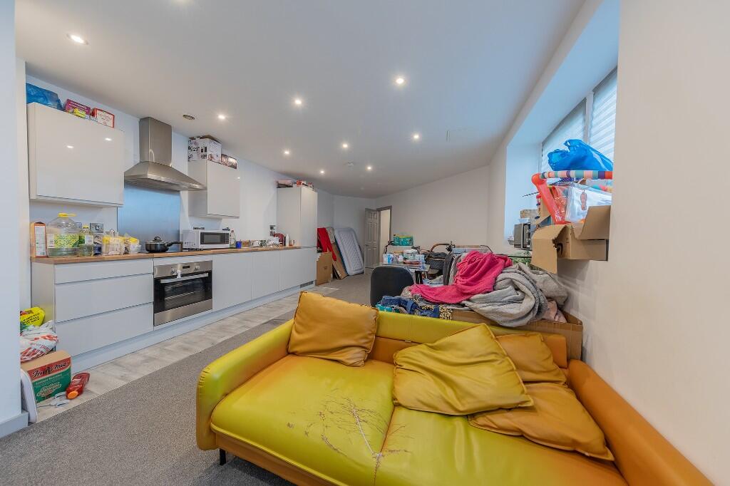 Apartment in Wolverhampton, West Midlands - View 3