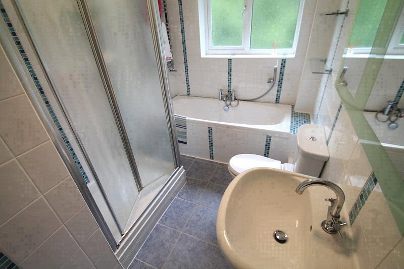 Apartment in Reigate and Banstead, Reffles Bridge, Earlswood - View 5