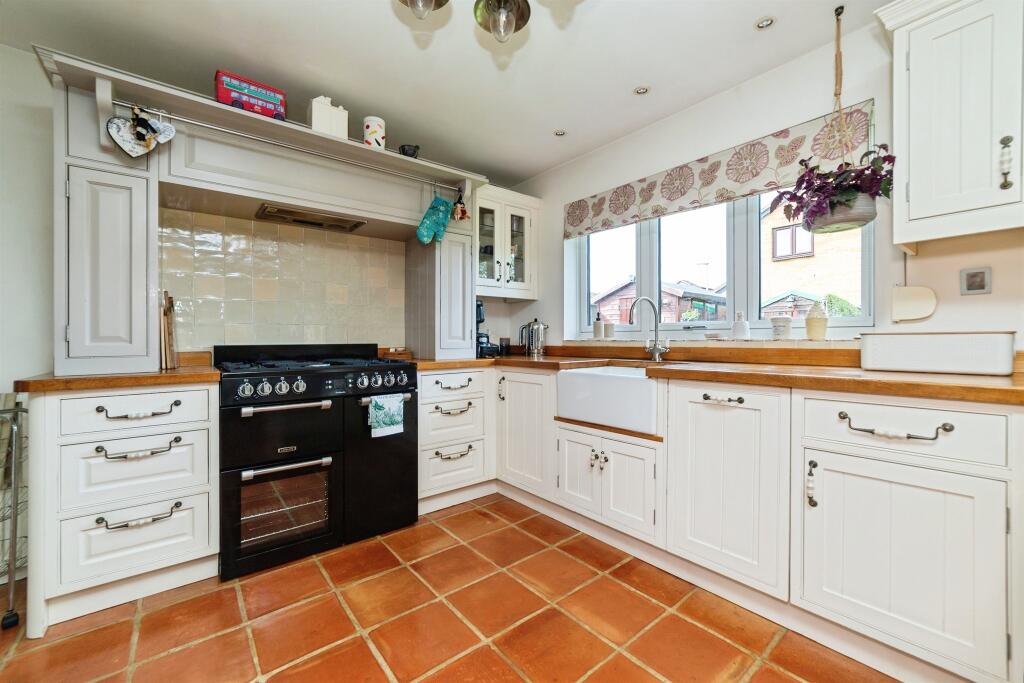 House in Stevenage, Hertfordshire - More