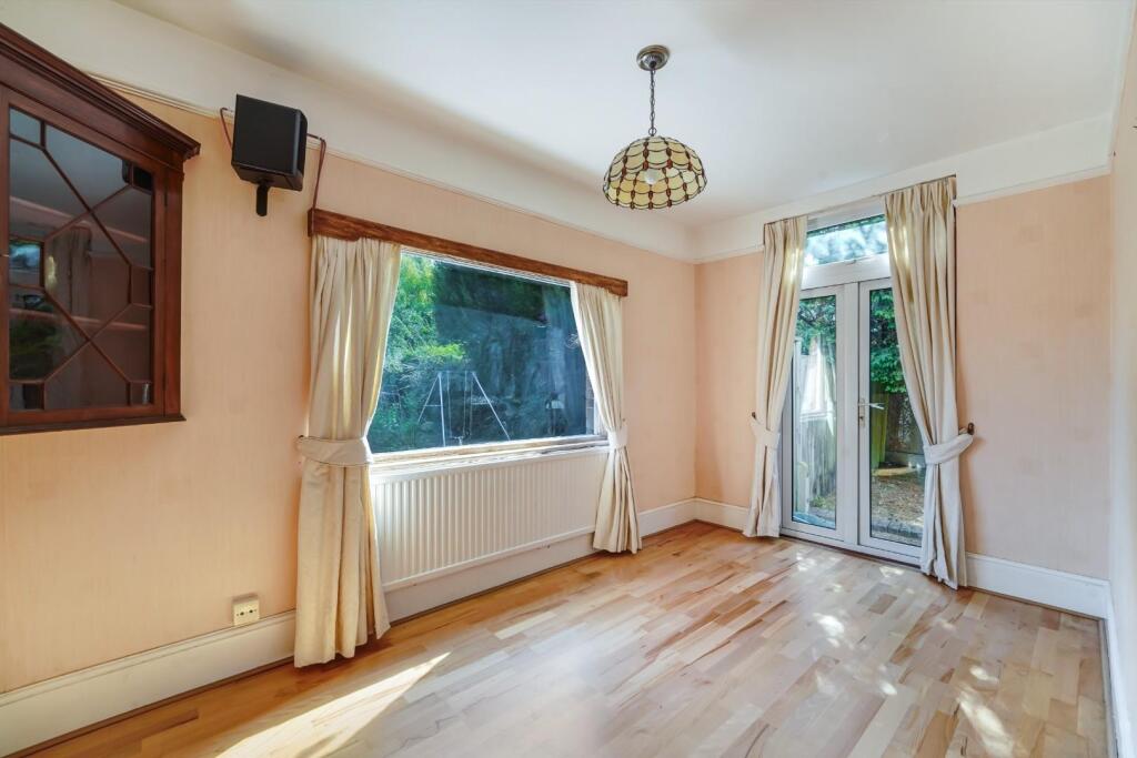 House in Kingston upon Thames - More
