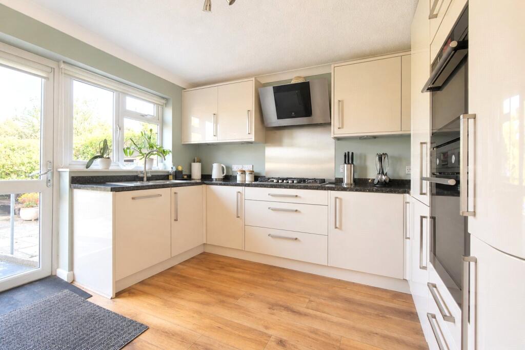 Newnham Road, Hook, Hampshire, RG27 photo 4