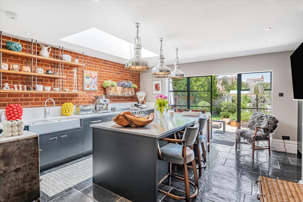 St. Andrews Road, Henley-on-Thames, Oxfordshire, RG9 photo 2