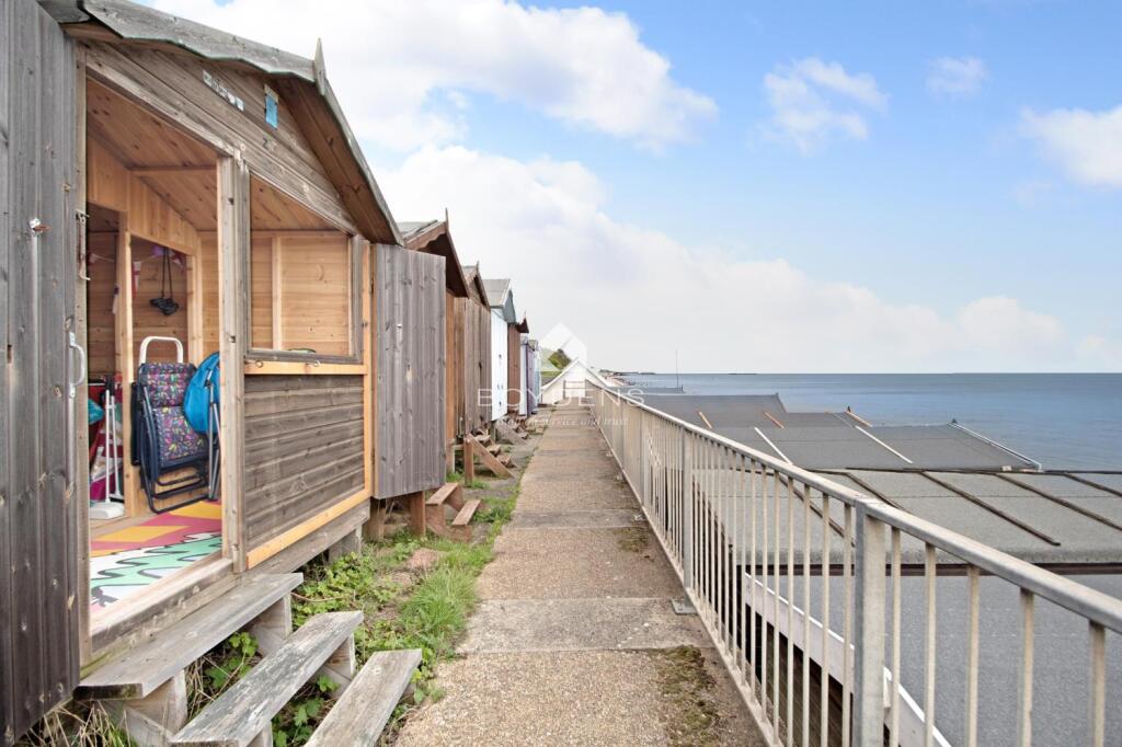 2ND Row Low Wall Beach Hut photo 5
