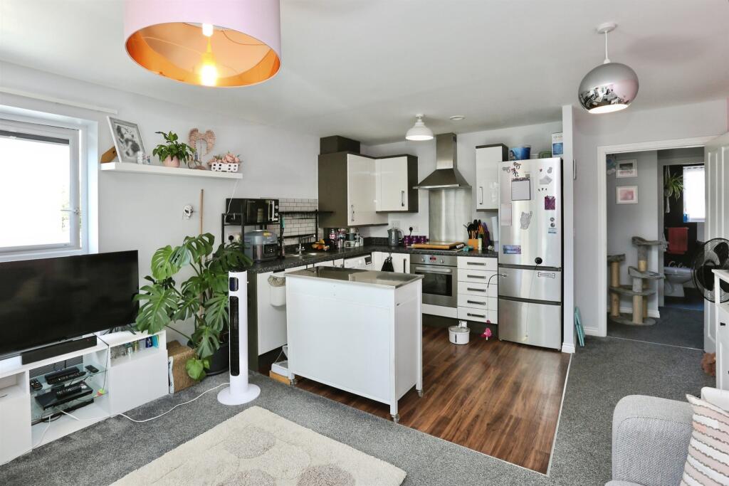 Apartment in Gosport, Rowner - View 5