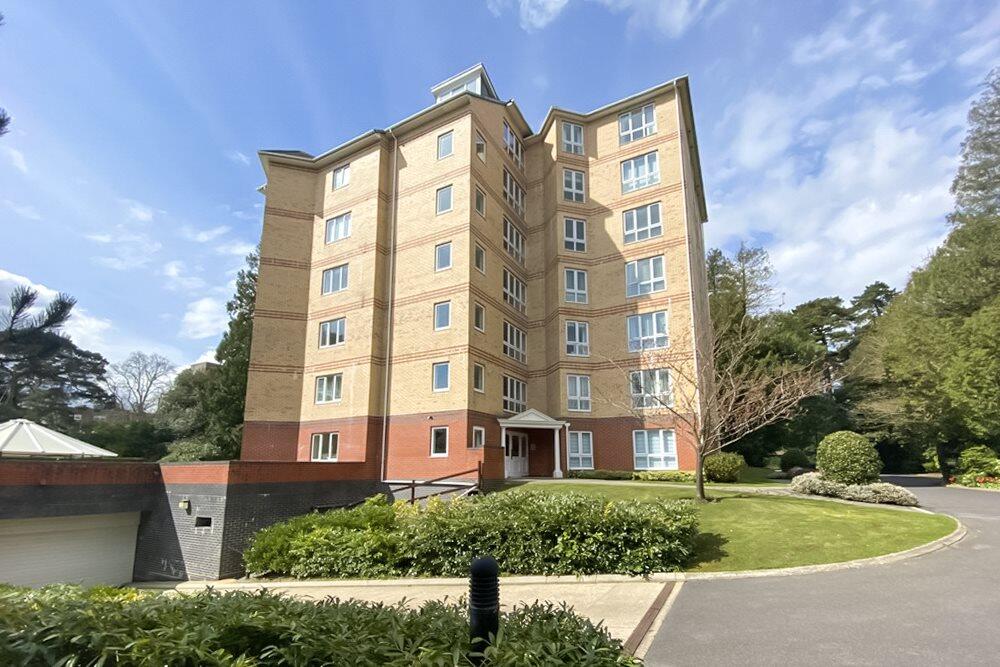 Main image of property: Headinglea, 5 The Avenue, Branksome Park