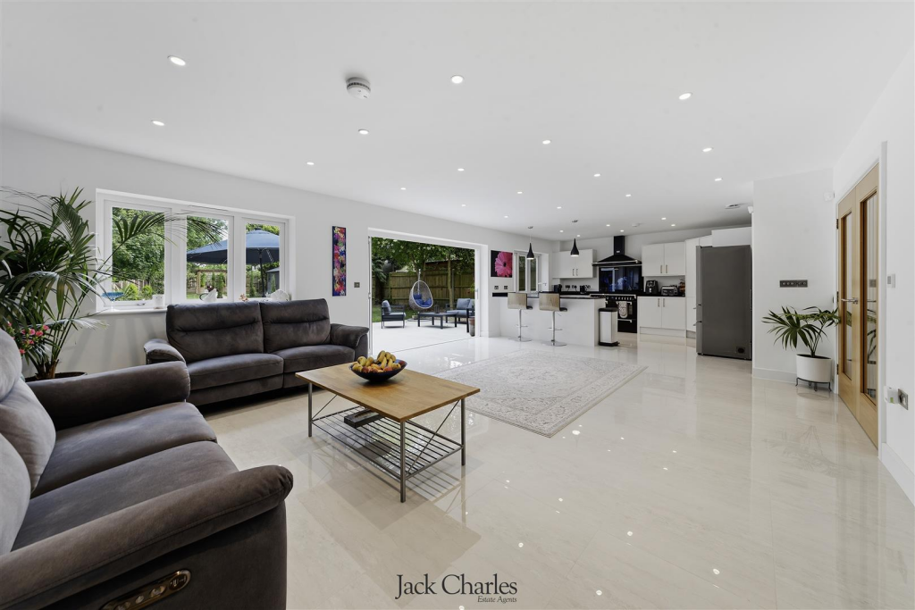 House in Sevenoaks, Halstead - More