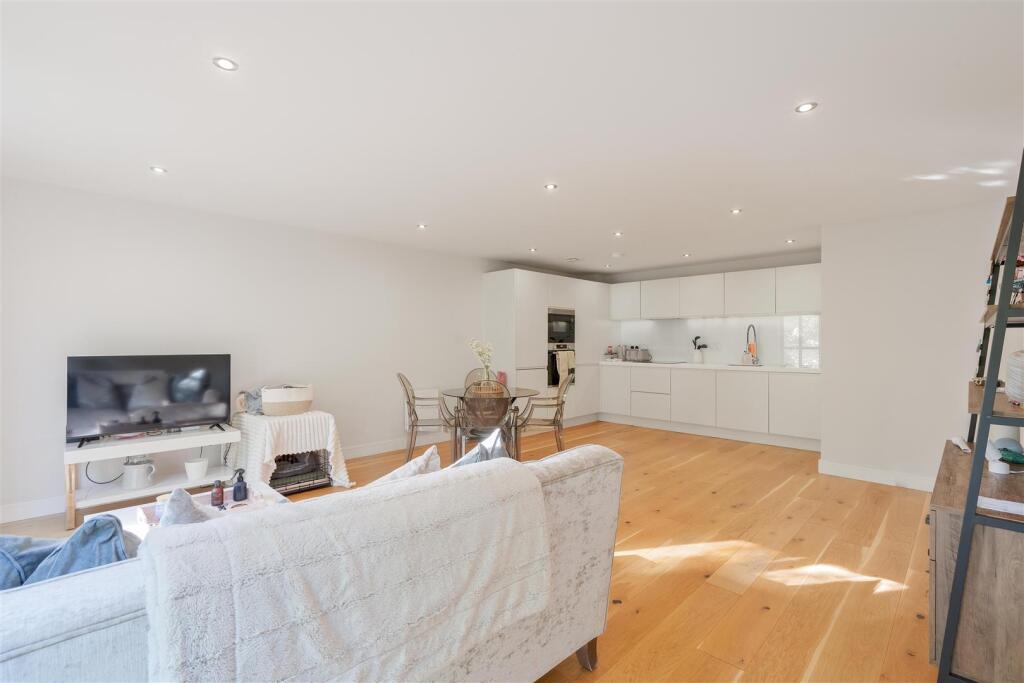 Apartment in Leeds, Horsforth - More