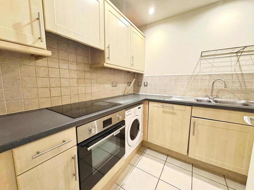 Apartment in Aylesbury, Buckinghamshire - View 5