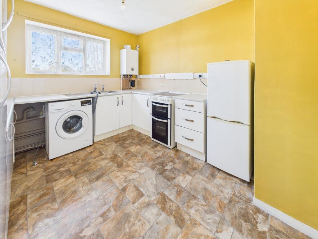 Reddington Drive, Langley, Berkshire, SL3 photo 4