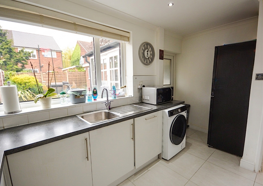 Park Lane, Whitefield, M45 7PX photo 3