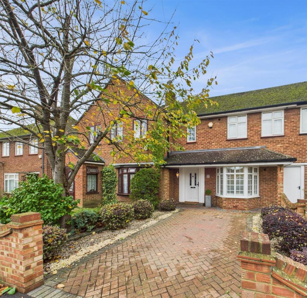 2-bed terraced on Ashwood Avenue, Uxbridge, £475,000